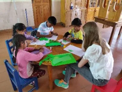 Kinder lernen im Comedor (Hort)