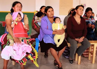 Frauen mit ihren Kleinkindern bei einer Fortbildung im Projekt CEMVA