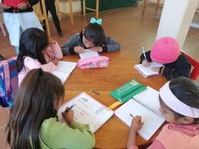 Schulkinder bei den Hausaufgaben, Comedor im Projekt CEMVA